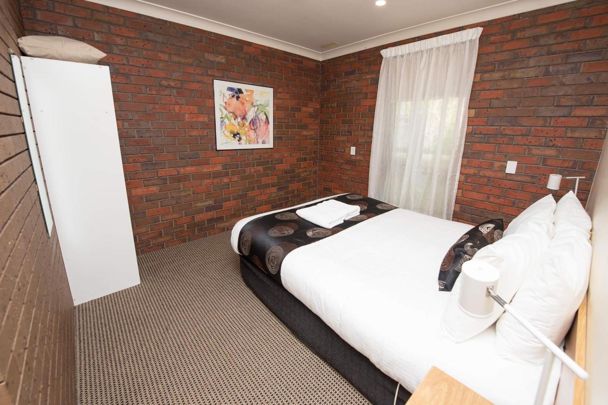 Jacaranda Holiday Units Суон-Хилл Экстерьер фото