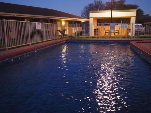 Jacaranda Holiday Units Суон-Хилл Экстерьер фото